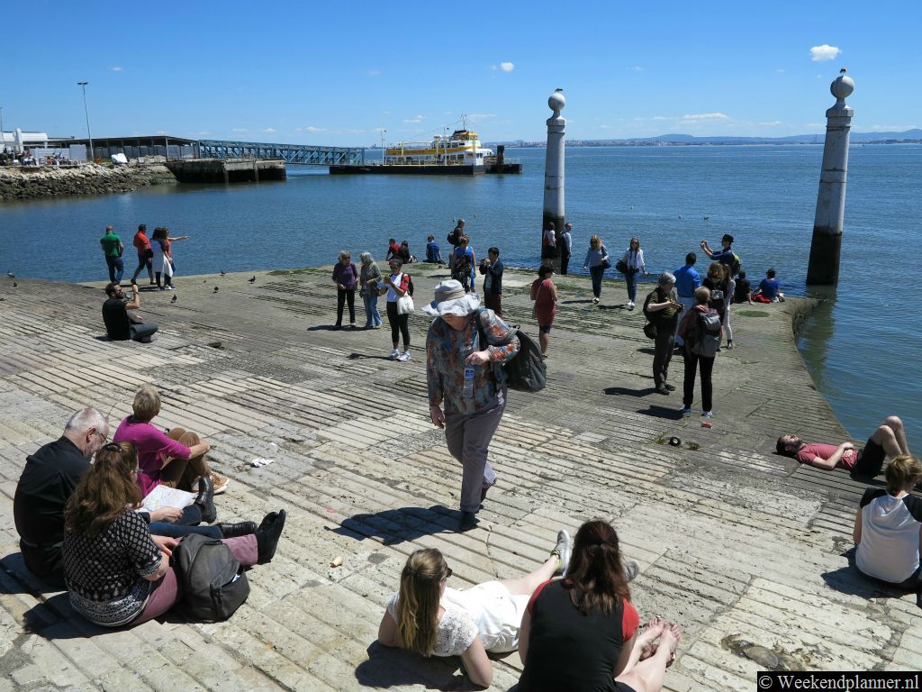 Bij het plein Praça do Comércio is een terminal waar  veerboten en rondvaartboten vertrekken. Na een dagje shoppen in Lissabon kun je hier bij het water uitrusten.Tip: Het historische centrum van Lissabon.